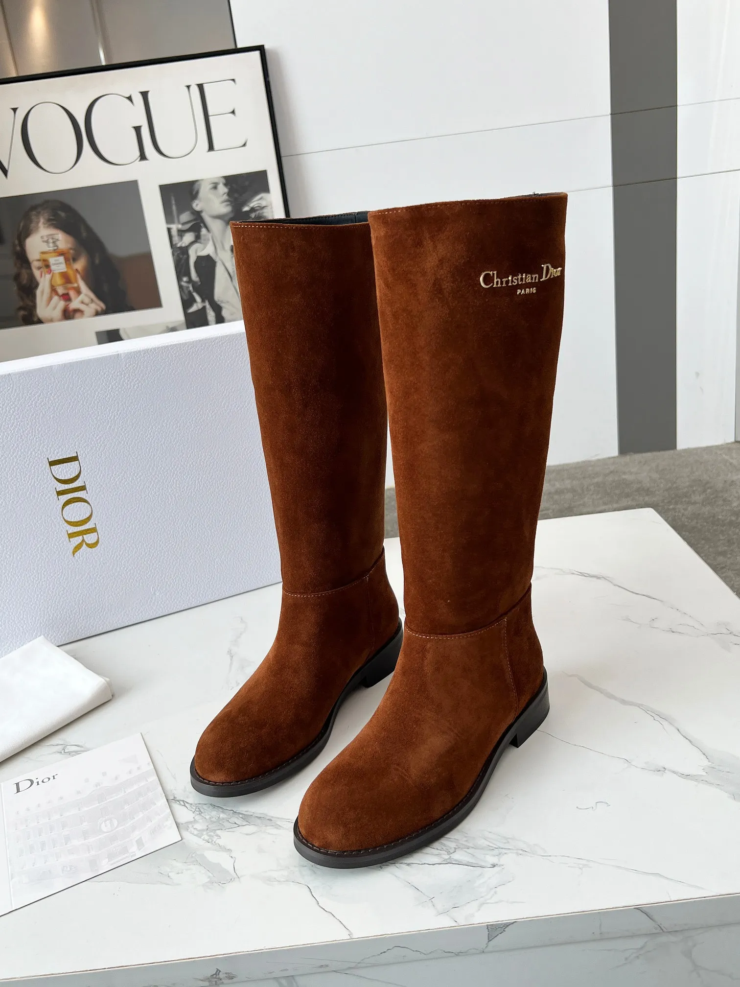 👟👟Ex-factory price 820👟👟 Dior 2025ss retro British style brogue new knight boots 👢👢 萱-shaped versatile thin feet yyds. The shape is three-dimensional and full, handsome and comfortable on the feet. A very retro style, full of aura single product, very novel design style, perfect details, cool and trendy 💯 trendy outsole, Inner lining: beef ribs Size: 35-40 (customized size 40-41)